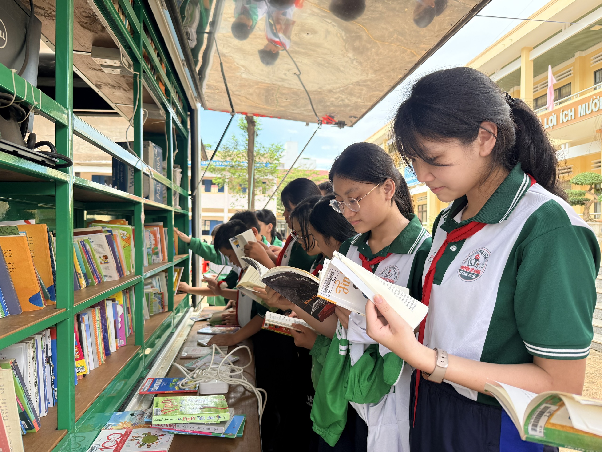 Các em học sinh lựa chọn sách tại thư viện lưu động